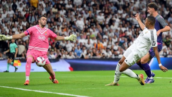 Joan García, en el partido de esta temporada ante el Real Madrid, le detiene un tiro a Mbappé.