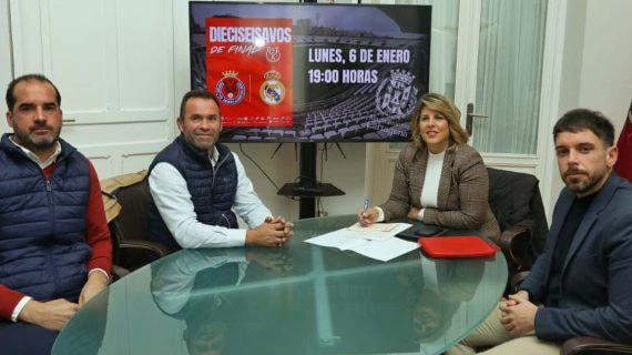 Antonio Martínez, José Blaya, Noelia Arroyo y José Martínez presentan el Deportiva Minera-Real Madrid en el Palacio Consistorial.