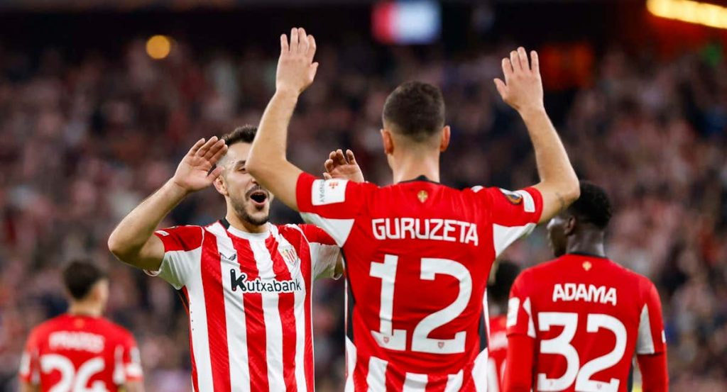 Gorka Guruzeta celebra un gol junto a sus compañeros del Athletic Club.