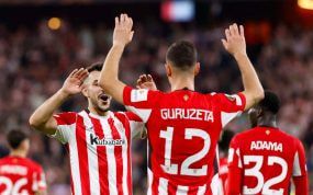 Gorka Guruzeta celebra un gol junto a sus compañeros del Athletic Club.