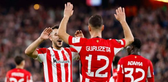 Gorka Guruzeta celebra un gol junto a sus compañeros del Athletic Club.