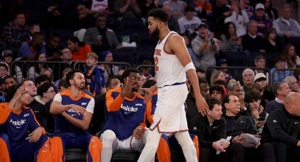 Karl-Anthony Towns se dirige al banquillo de los Knicks tras ser sustituido.