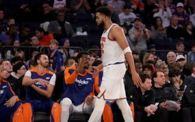 Karl-Anthony Towns se dirige al banquillo de los Knicks tras ser sustituido.