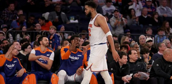Karl-Anthony Towns se dirige al banquillo de los Knicks tras ser sustituido.