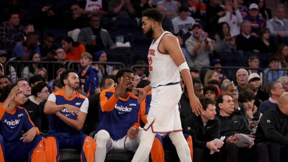 Karl-Anthony Towns se dirige al banquillo de los Knicks tras ser sustituido.