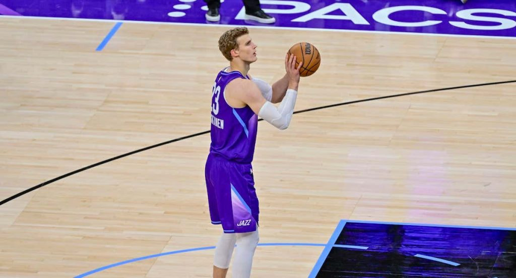 Lauri Markkanen lanza un tiro libre durante un partido de la NBA.