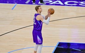 Lauri Markkanen lanza un tiro libre durante un partido de la NBA.