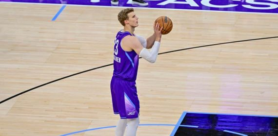 Lauri Markkanen lanza un tiro libre durante un partido de la NBA.