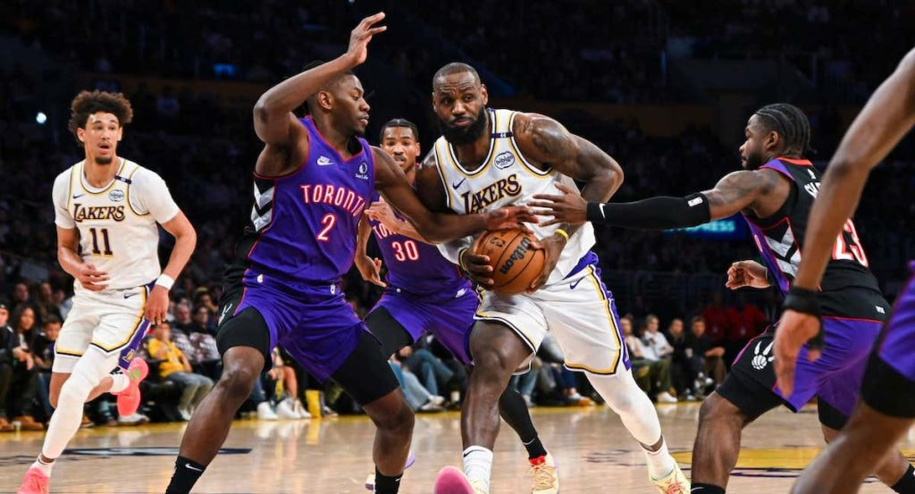 LeBron James entra a canasta con el balón agarrado.