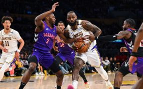 LeBron James entra a canasta con el balón agarrado.