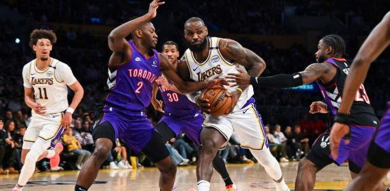 LeBron James entra a canasta con el balón agarrado.