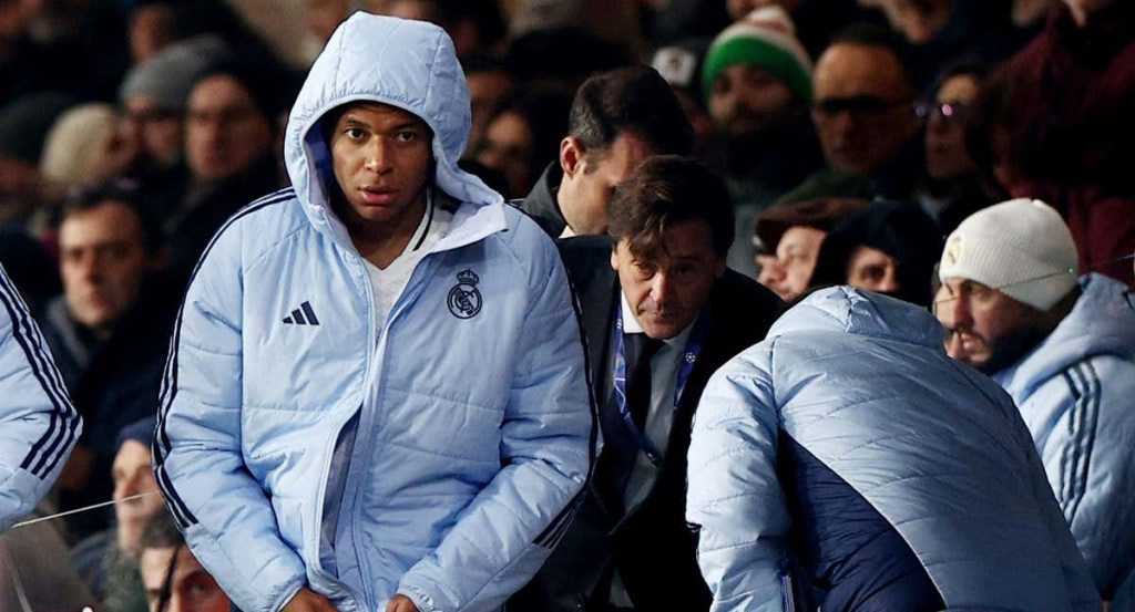 Mbappé se retira lesionado del partido de Champions.