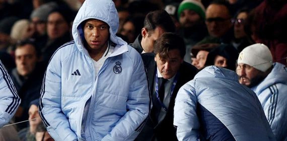 Mbappé se retira lesionado del partido de Champions.