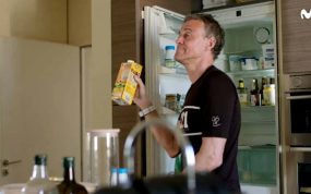 Luis Enrique muestra un tetrabrick de leche de avena con almendra durante el documental 'No tenéis ni p*** idea' de Movistar Plus +.