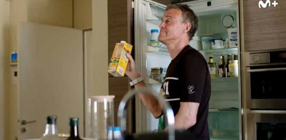 Luis Enrique muestra un tetrabrick de leche de avena con almendra durante el documental 'No tenéis ni p*** idea' de Movistar Plus +.
