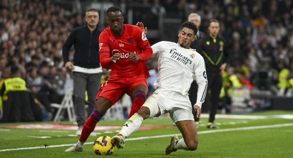 Dodi Lukebakio pugna con Bellingham.