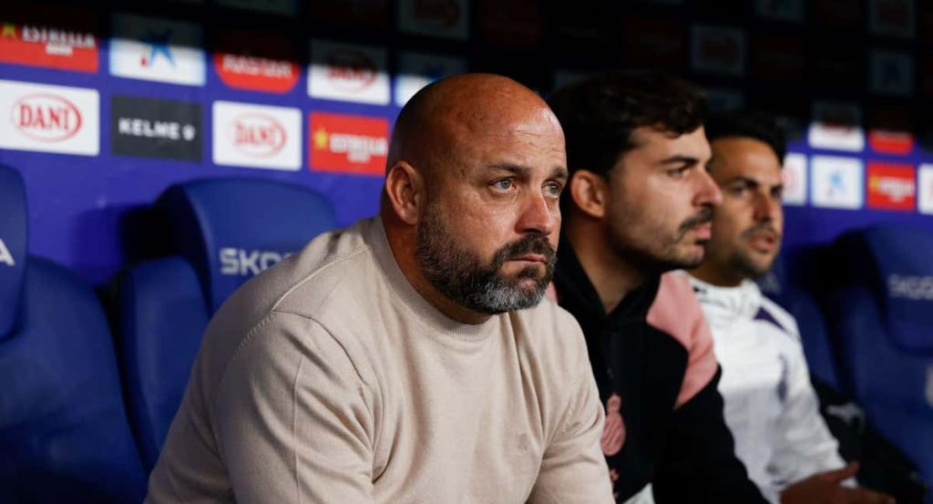 Manolo González en el banquillo del RCDE Stadium.