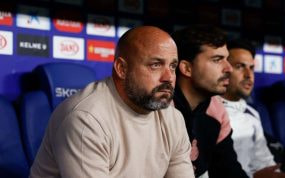 Manolo González en el banquillo del RCDE Stadium.