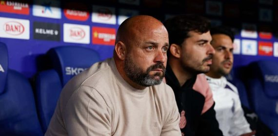 Manolo González en el banquillo del RCDE Stadium.