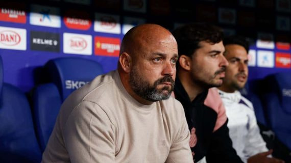 Manolo González en el banquillo del RCDE Stadium.