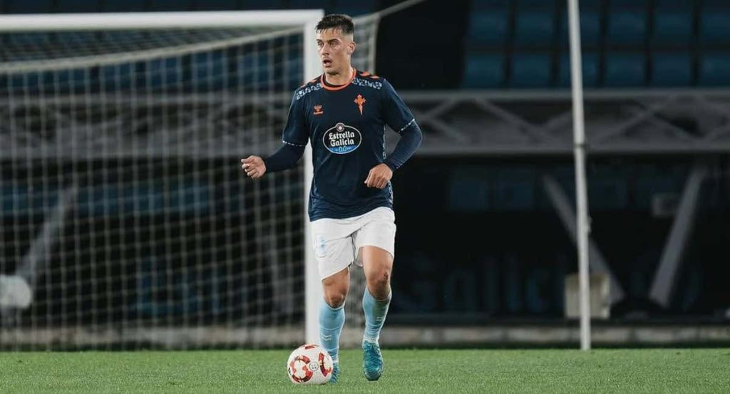 Manu Fernández conduce la pelota durante un partido del Celta Fortuna esta temporada.