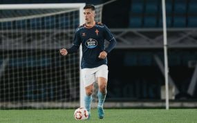 Manu Fernández conduce la pelota durante un partido del Celta Fortuna esta temporada.