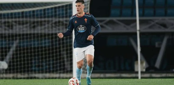 Manu Fernández conduce la pelota durante un partido del Celta Fortuna esta temporada.