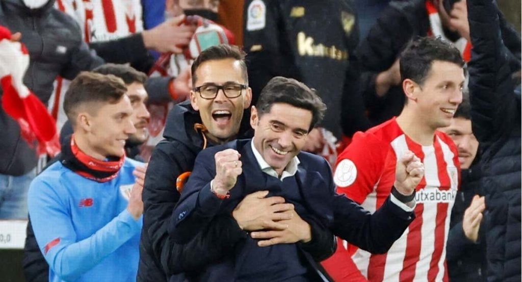 Marcelino celebra junto a Ismael el pase a cuartos de final de Copa tras eliminar al Barça.
