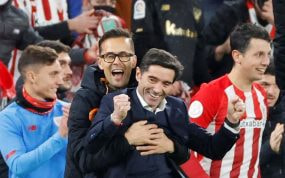Marcelino celebra junto a Ismael el pase a cuartos de final de Copa tras eliminar al Barça.