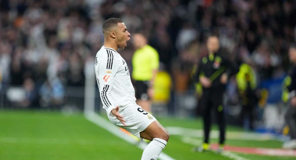 Mbappé celebra su gol al Sevilla.