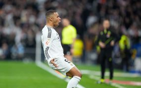 Mbappé celebra su gol al Sevilla.
