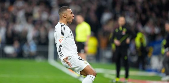 Mbappé celebra su gol al Sevilla.