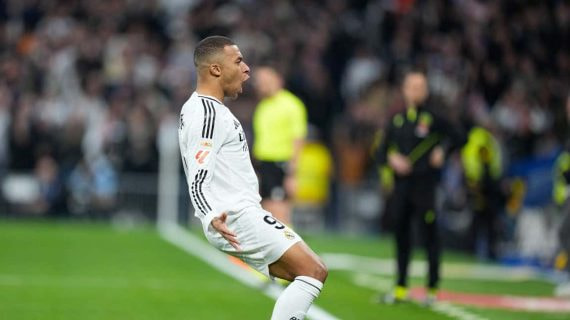 Mbappé celebra su gol al Sevilla.