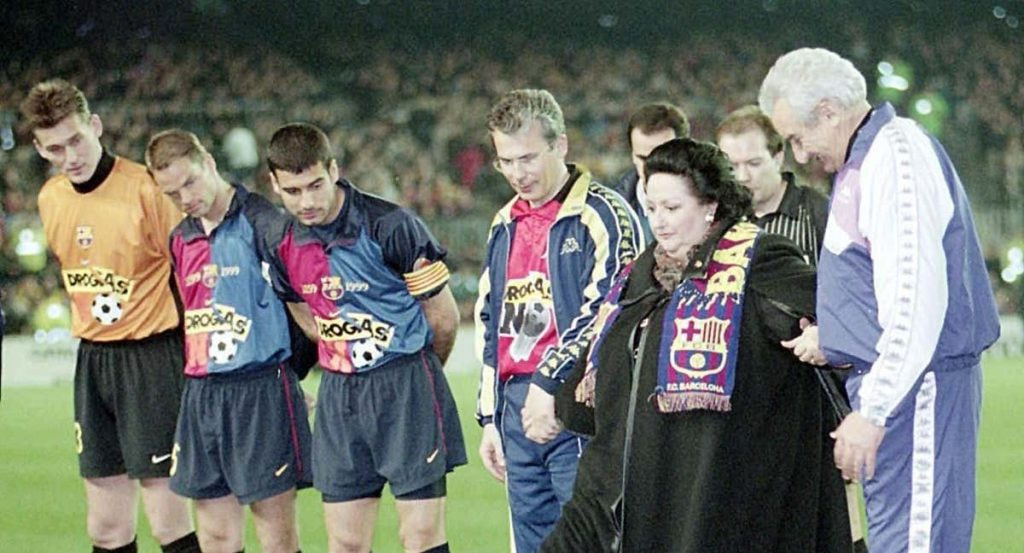 Montserrat Caballé hace el saque de honor en la edición de 1998 en el Camp Nou ante la mirada de los jugadores del Barcelona y los organizadores.