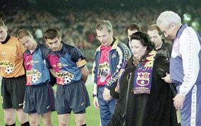 Montserrat Caballé hace el saque de honor en la edición de 1998 en el Camp Nou ante la mirada de los jugadores del Barcelona y los organizadores.