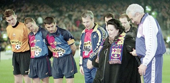 Montserrat Caballé hace el saque de honor en la edición de 1998 en el Camp Nou ante la mirada de los jugadores del Barcelona y los organizadores.