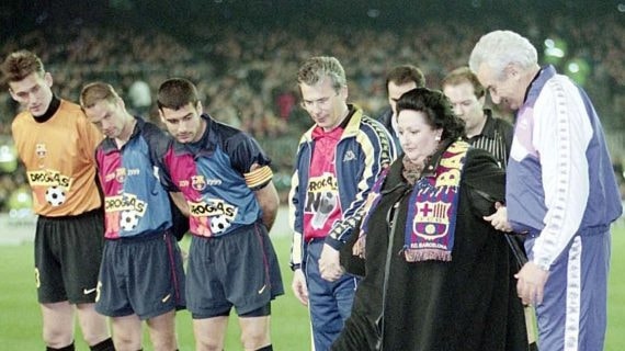 Montserrat Caballé hace el saque de honor en la edición de 1998 en el Camp Nou ante la mirada de los jugadores del Barcelona y los organizadores.