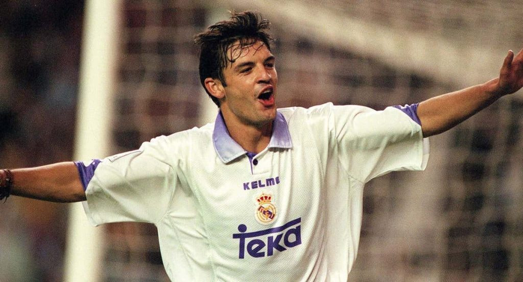 Fernando Morientes celebra un gol con el Real Madrid.