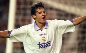 Fernando Morientes celebra un gol con el Real Madrid.