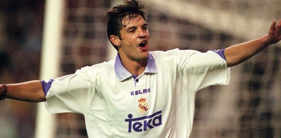 Fernando Morientes celebra un gol con el Real Madrid.