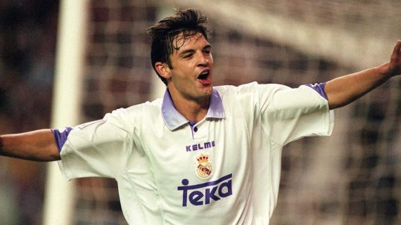 Fernando Morientes celebra un gol con el Real Madrid.