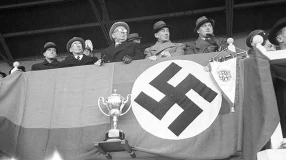 Bandera del Tercer Reich en el campo del Barça.