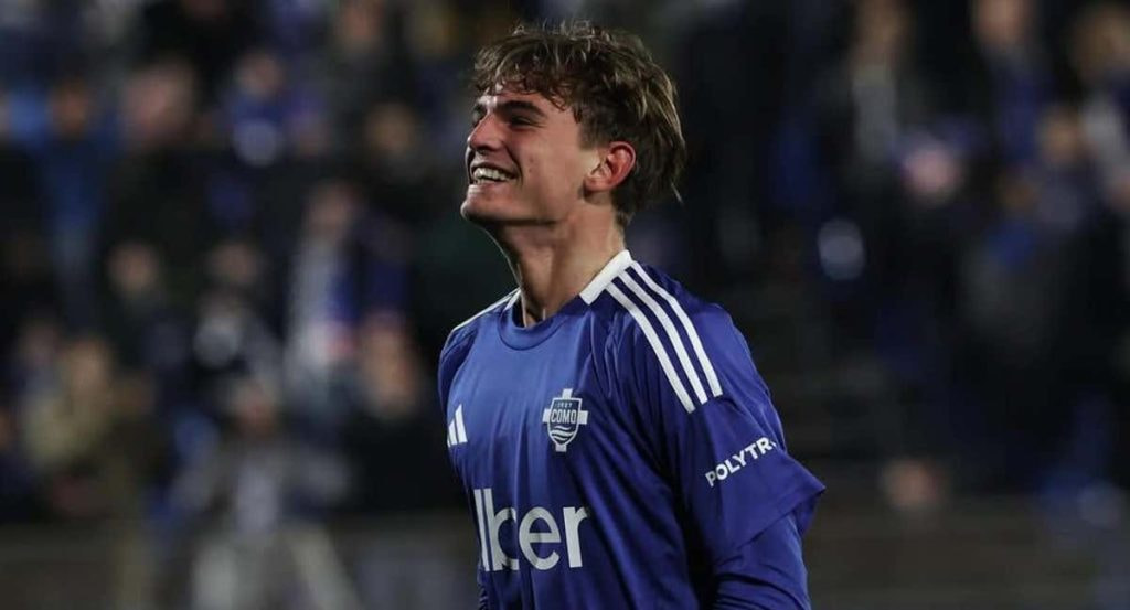 Nico Paz celebra con la camiseta del Como.
