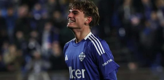 Nico Paz celebra con la camiseta del Como.