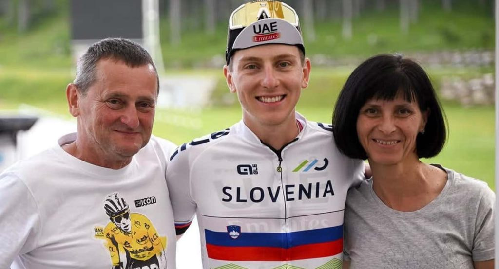 Mirko y Marjeta Pogacar, junto a su hijo Tadej.