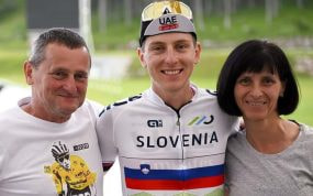Mirko y Marjeta Pogacar, junto a su hijo Tadej.