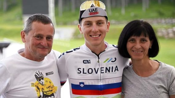Mirko y Marjeta Pogacar, junto a su hijo Tadej.