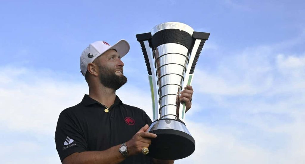 Jon Rahm, con el trofeo de ganador del LIV Golf en 2024.