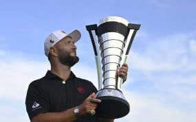 Jon Rahm, con el trofeo de ganador del LIV Golf en 2024.
