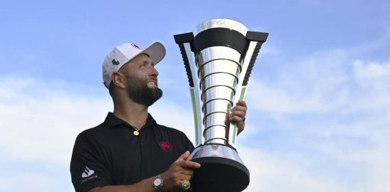 Jon Rahm, con el trofeo de ganador del LIV Golf en 2024.